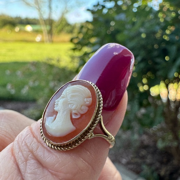 Elegant Gold Cameo Ring - Picture 1 of 7